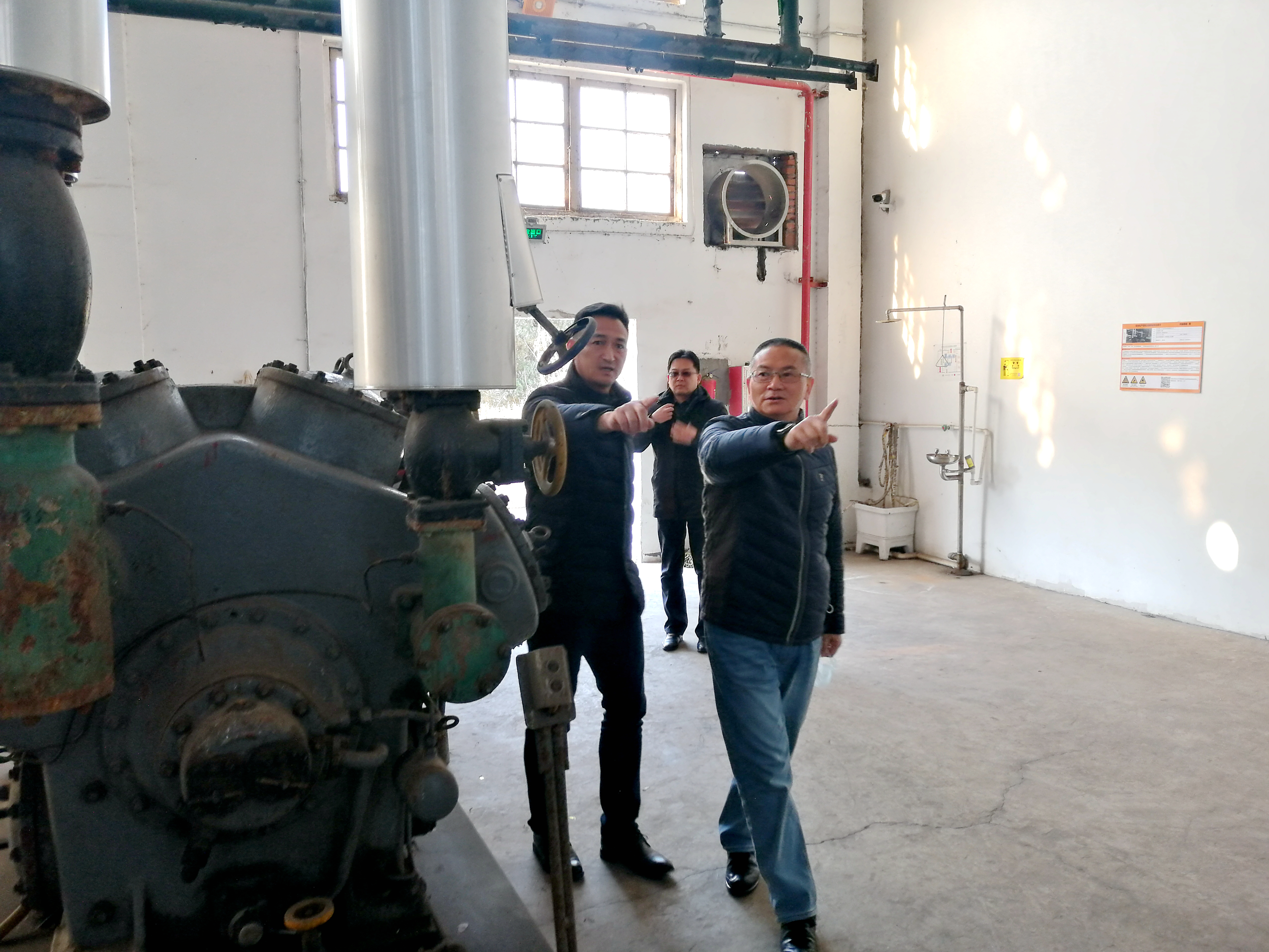 汇鸿粮油公司组织开展连云港外贸冷库节前安全生产大检查和库领导班子述职述廉考评大会.jpg